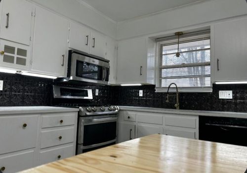 8844 Summit Street, Kansas City, MO, 64114 | Card Image