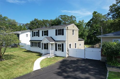 300 Prairie Dr, North Babylon, NY, 11703-1002 | Card Image