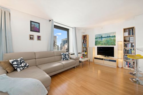 43j-100 W 39th St, New York, NY, 10018-3740 | Card Image