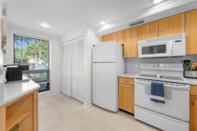 214 Brackenwood Terrace, Condo with 2 bedrooms, 2 bathrooms and null parking in Palm Beach Gardens FL | Image 3