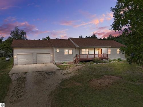 402 W 32 Rd, Boon, MI, 49618-9754 | Card Image
