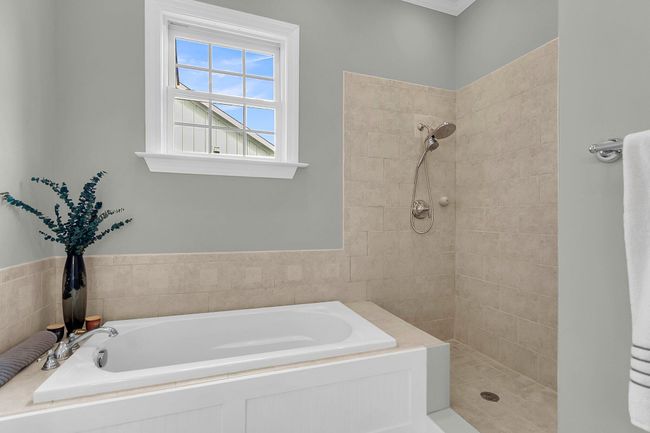 guest separate tub and shower | Image 38