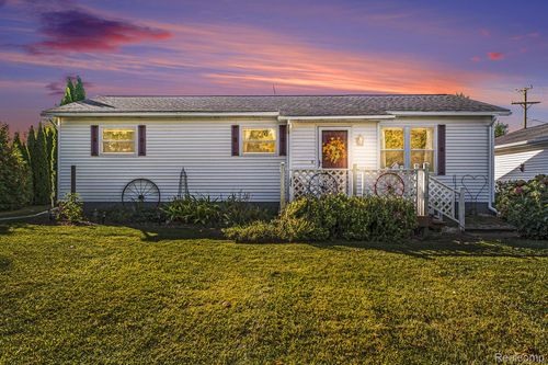 5627 Fairgrove Rd, Fairgrove, MI, 48733-9704 | Card Image