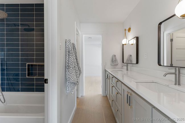 Pullman bathroom with dual vanity that is shared between bedroom 4 and 5 | Image 58