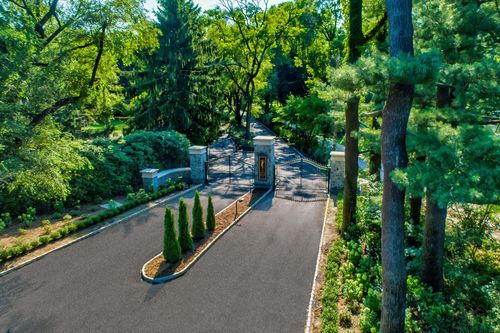 172 Hegemans Ln, Glen Head, NY, 11545-2707 | Card Image