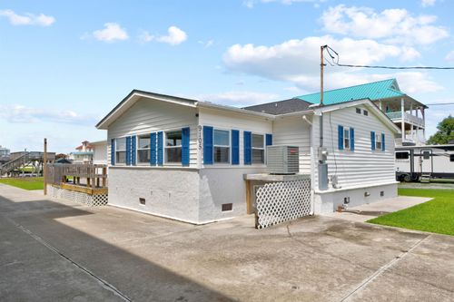 9105 W 9th St, Surf City, NC, 28445-8654 | Card Image