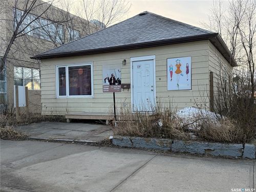 71 Ross St W, Moose Jaw, SK, S6H2M2 | Card Image