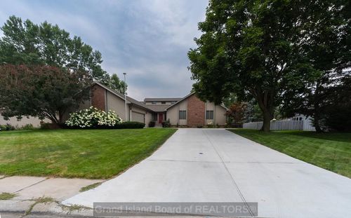 3127 Woodridge Blvd, Grand Island, NE, 68801-7229 | Card Image