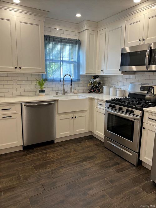 72 2nd Ave, East Rockaway, NY, 11518-1913 | Card Image