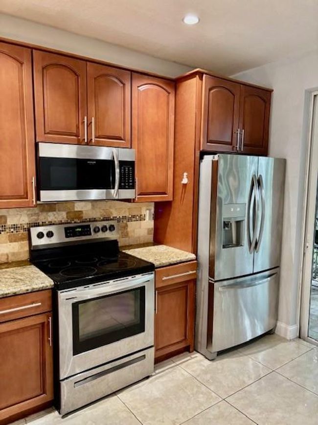 1838 Nw 79 Th Way, Townhouse with 3 bedrooms, 3 bathrooms and null parking in Pembroke Pines FL | Image 4
