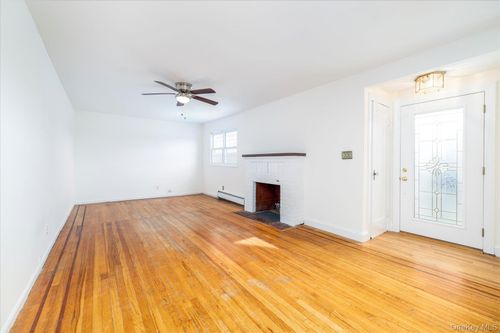 53 Ocean Ave, Malverne, NY, 11565-2330 | Card Image