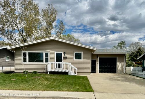 966 Cherry Ave, Dickinson, ND, 58601-6226 | Card Image