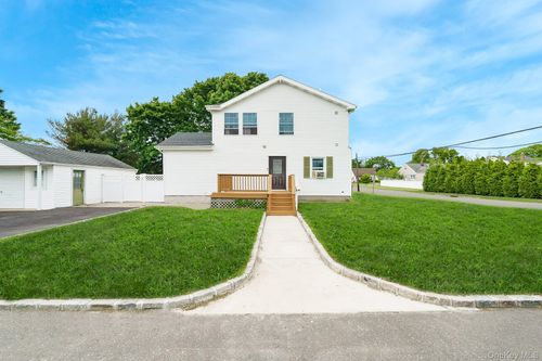 72 Peckham Ave, Islip, NY, 11751-2428 | Card Image