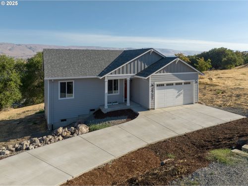 2731 E 9th St, The Dalles, OR, 97058-3928 | Card Image