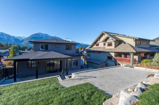 1066 Jay Crescent, House other with 6 bedrooms, 5 bathrooms and 4 parking in Squamish BC | Image 31