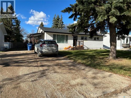916 Moose St, Moosomin, SK, S0G3N0 | Card Image