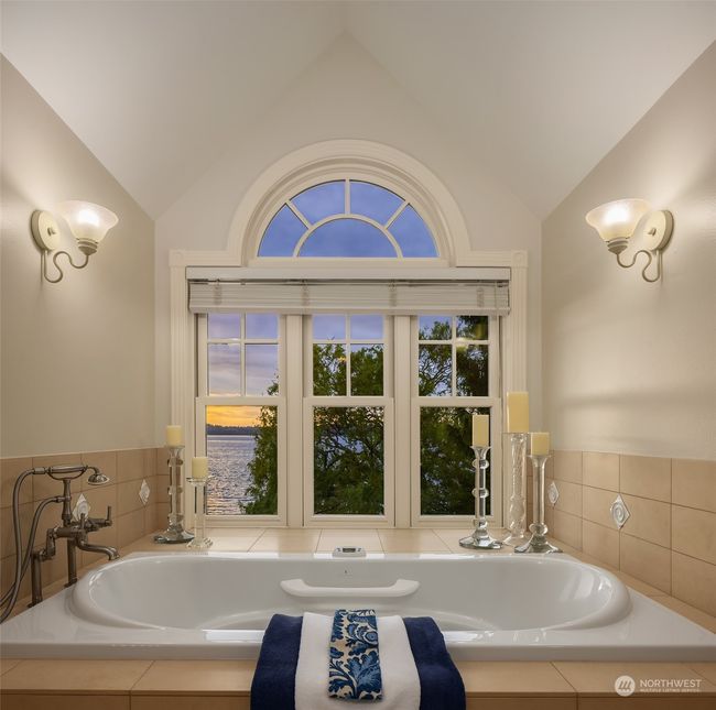 9015 Ne 47 Th St, House other with 5 bedrooms, 6 bathrooms and 4 parking in Yarrow Point WA | Image 20