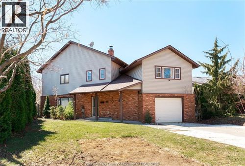 22 University Dr, House with 4 bedrooms, 3 bathrooms and null parking in Chatham ON | Card Image
