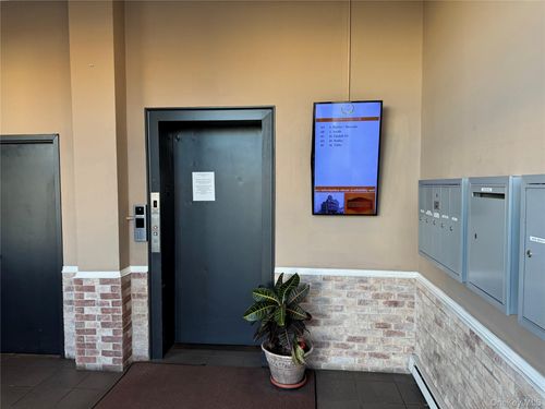 18 E Sunrise Hwy, Freeport, NY, 11520-3908 | Card Image