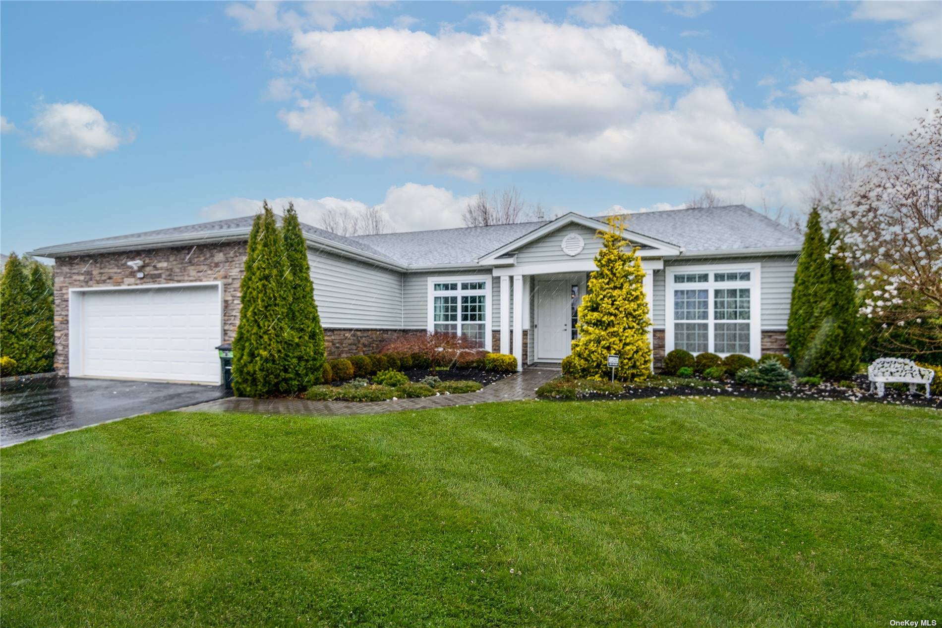 Hamlet Woods Dr, Saint James, NY 11780