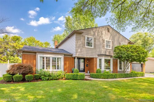 792 S Rosedale Ct, Grosse Pointe Woods, MI, 48236-1147 | Card Image