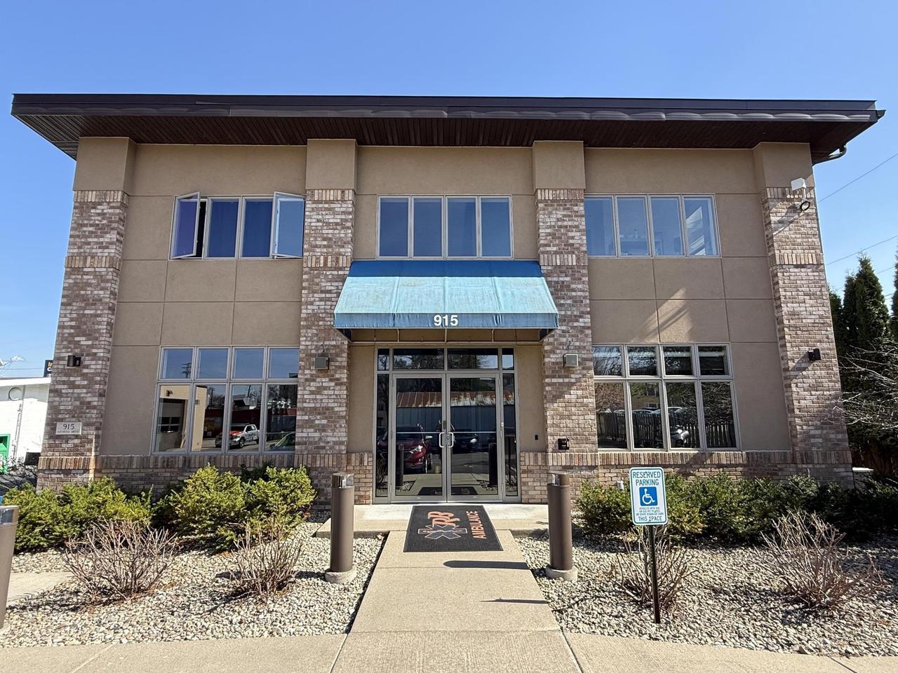 915 Haywood Dr, Madison, WI 53715