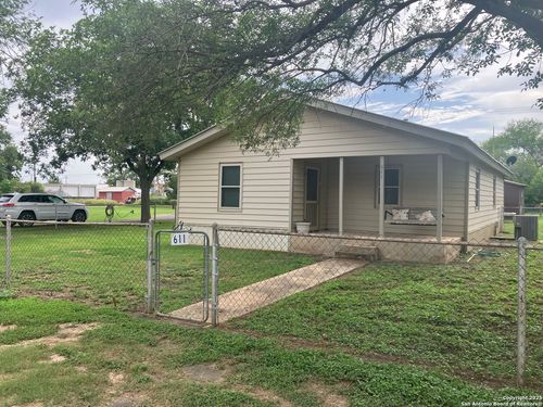 611 Austin St, Sabinal, TX, 78881 | Card Image