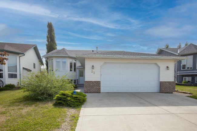 32 Fern Glade Crescent, House detached with 3 bedrooms, 2 bathrooms and 3 parking in Sylvan Lake AB | Image 1
