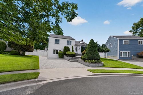 68 Briarwood Ln, Plainview, NY, 11803-6330 | Card Image
