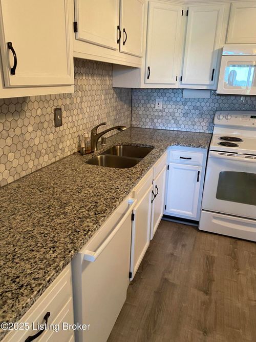 535-3030 Breckenridge Ln, Louisville, KY, 40220-2181 | Card Image