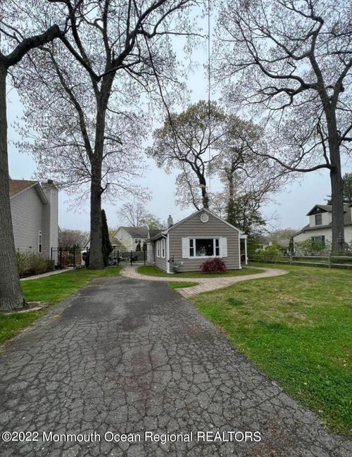 451 Harnell Ave, Oakhurst, NJ, 07755-1400 | Card Image