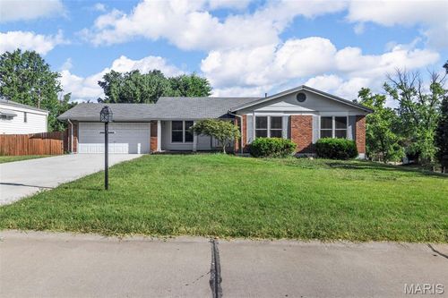 1109 Brittany Pkwy, Manchester, MO, 63011-4327 | Card Image