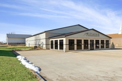 5002 N Pine St, Davenport, IA, 52806-3549 | Card Image