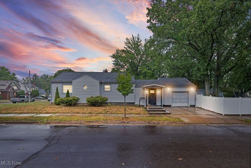 1043 Slosson St, Akron, OH, 44320-2825 | Card Image