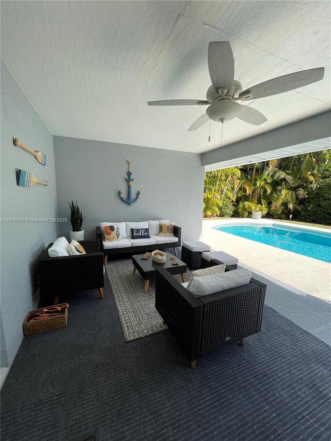 107 Paddock St, House other with 3 bedrooms, 2 bathrooms and null parking in Sebastian FL | Image 4