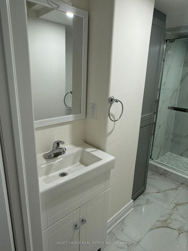 BSMNT - 39 Royal Links Cir, House other with 2 bedrooms, 2 bathrooms and 2 parking in Brampton ON | Image 10