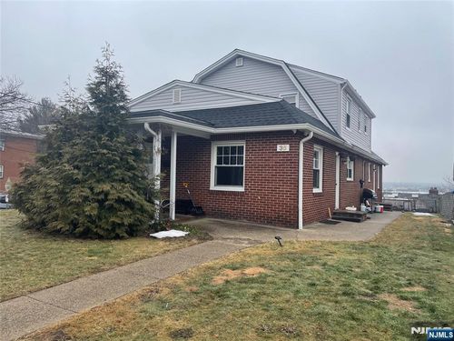 35 Chestnut St, Wallington, NJ, 07057-1666 | Card Image