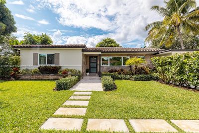 902 Ne 111th St, House other with 3 bedrooms, 2 bathrooms and null parking in Biscayne Park FL | Image 3