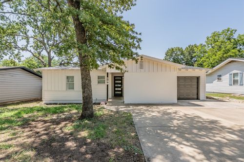 749 W Redbud Dr, Hurst, TX, 76053-6477 | Card Image