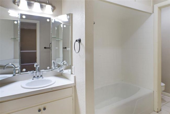 Primary Bathroom | Image 18