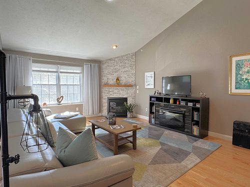 7 Stevens Ct, Atkinson, NH, 03811-2393 | Card Image