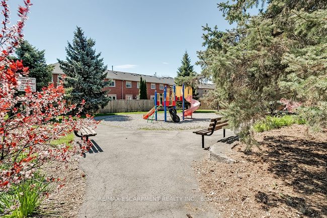 35 - 2022 Atkinson Dr, Condo with 3 bedrooms, 3 bathrooms and 1 parking in Burlington ON | Image 34