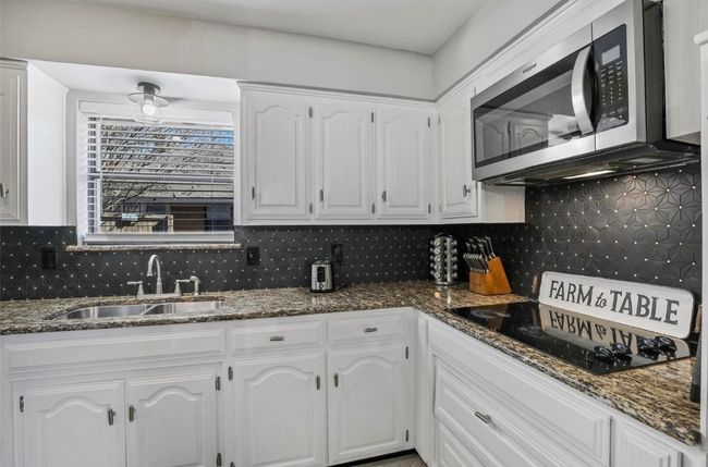 Double oven, microwave and refrigerator were new in 2022 | Image 9