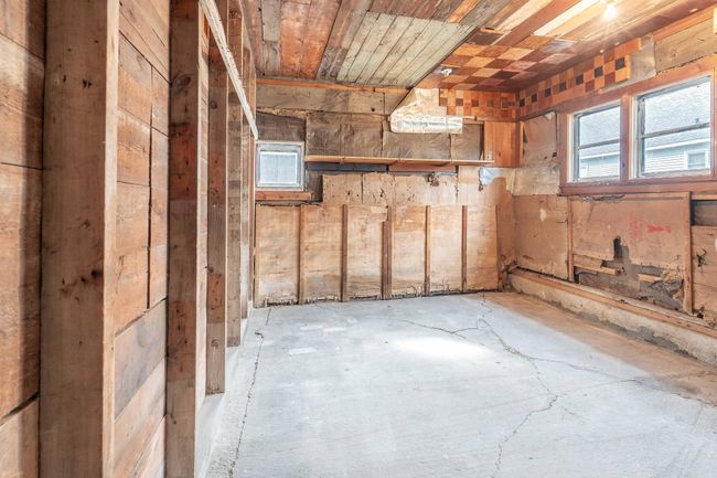 garage interior | Image 30