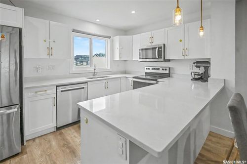 106 Westfield Rd, Townhouse with 4 bedrooms, 4 bathrooms and 2 parking in Saskatoon SK | Card Image