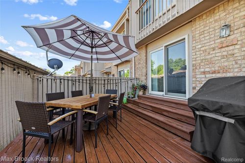 704 Oak Brook Ridge Dr, Rochester Hills, MI, 48307-1046 | Card Image