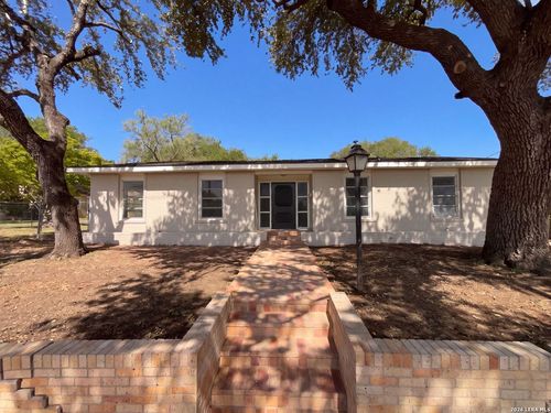 1205 G St, Floresville, TX, 78114-2619 | Card Image