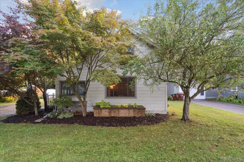 131 W South St, Williamston, MI, 48895-1339 | Card Image