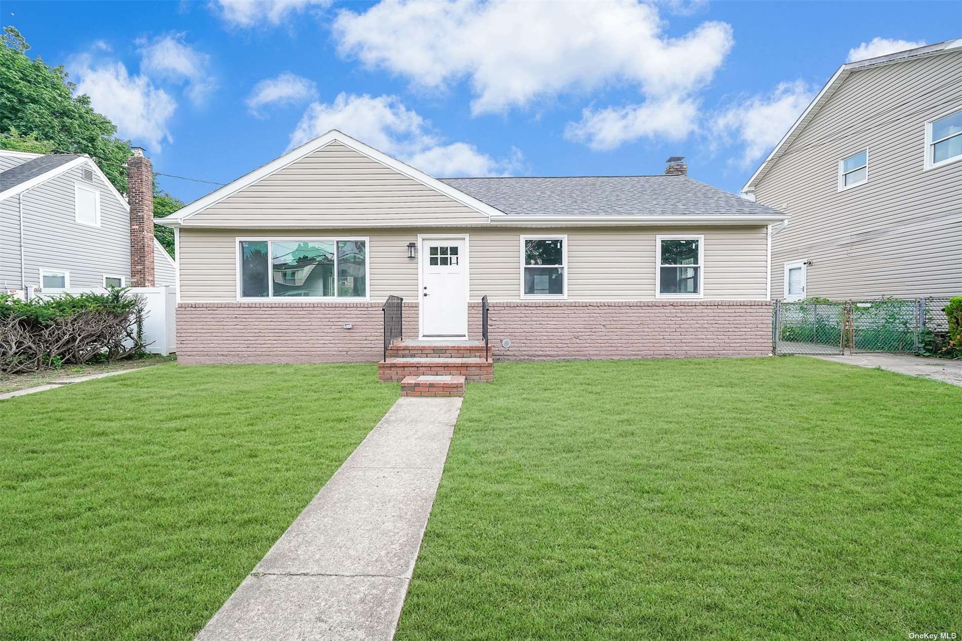 Beechwood Ave, Roosevelt, NY 11575