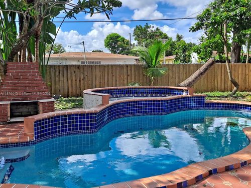 550 Ne 174th St, North Miami Beach, FL, 33162-1946 | Card Image